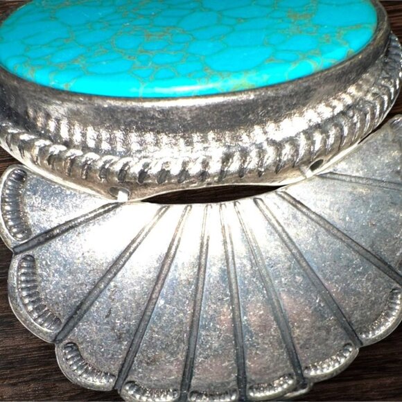 Vintage-Style Bracelet With Faux Turquoise Stone & Silver-Tone Scalloped Design - Picture 4 of 6